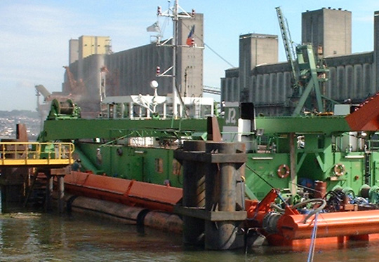 Réparation de barge de dragage hydraulique sur le port de ROUEN
