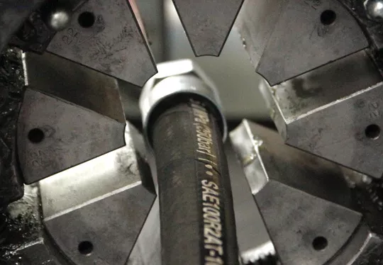 Fabrication et sertissage de flexibles