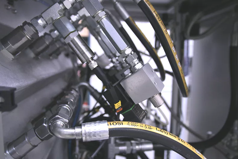 Intervention et dépannage sur site : Réparation de flexibles hydrauliques 